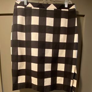 Fitted skirt in black & white